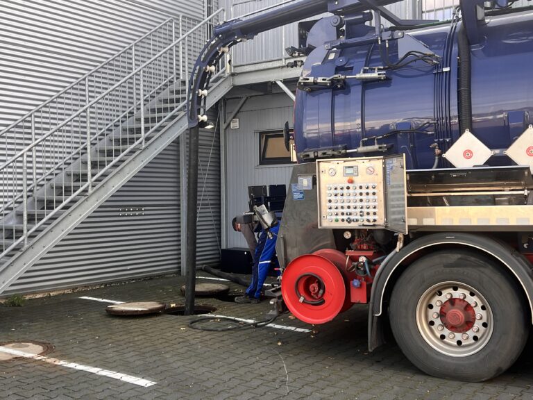 Techniker reinigen Koaleszenzabscheider mit Hochdruckreiniger